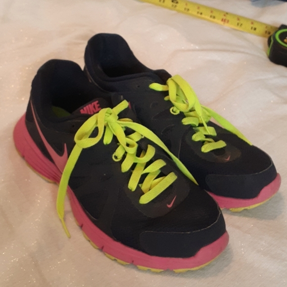 Nike Revolution 2 Lace Up Black and Pink Running shoe Women's size 9.5 - Picture 1 of 4